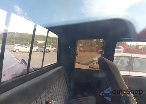 1992 GMC Sierra C1500 z USA, uszkodzony, nr VIN 2GTEC19K4N1538882